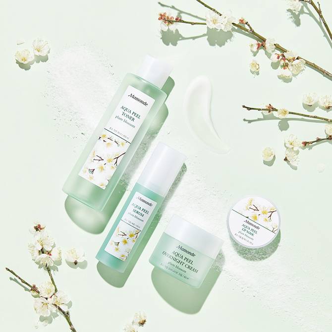 Mamonde Aqua Peel Toner 25 ml.   สารสกัดจากดอกพลัม (ดอกบ๊วย) บวกกับการค้นคว้าและเทคโนโลยีที่ทันสมัย Aqua Peel Toner มีสรรพคุณช่วยผลัดเซลล์ผิวเก่าที่มีส่วนผสมของ moisturizer ใช้เช็ดผิวหน้าเป็นประจำทุกวัน ช่วยขจัดเซลล์ผิวที่ตายแล้ว ปรับสภาพผิวหลังล้างหน้า  ช่วยบำรุงผิวให้ขาวกระจ่างใสขึ้นและทำให้ผิวเรียบเนียน และชุ่มชื้นไม่แห้งกร้าน ยังช่วยกระชับรูขุมขน ปราศจากแอลกอฮอลและสารกันเสีย