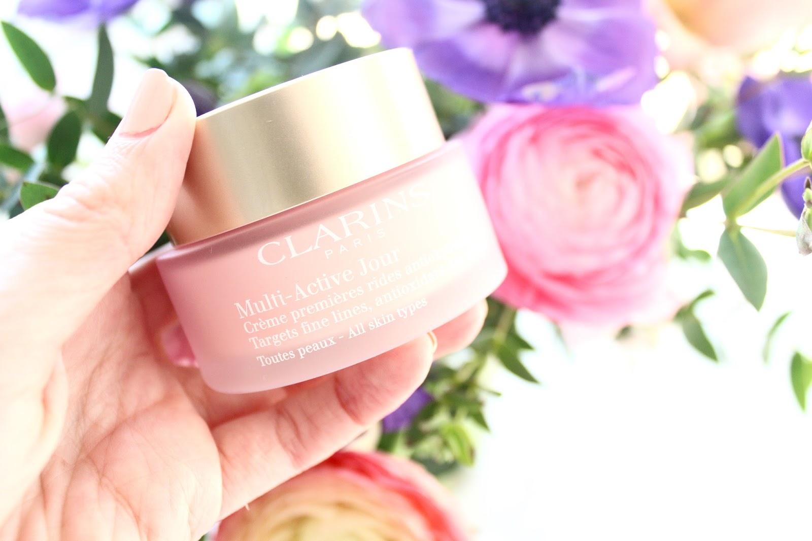 Clarins Multi-Active Jour Targets Fine Lines Antioxidant Day Cream 50 ml   ประกอบด้วยสารสกัด Ambiaty พืชในตำรายาจากมาดากัสก้า ช่วยสมานรอยต่อระหว่างชั้นผิว ฟื้นฟูขบวนการส่งผ่านอาหารและน้ำในผิว  ช่วยลดเลือนริ้วรอยแรกก่อนวัย Hesperidin, สารสกัดจากเปลือกส้มคุณค่าต่อต้านอนุมูลอิสระและปกป้องผิวจากสิ่งแวดล้อมในเวลากลางวัน  ที่อยู่ในรูปของ Multi - Lmelins แคปซูลพิเศษที่จะส่งผ่านคุณค่าปกป้องผิวได้ทุกเวลายาวนานตลอดวันเท่าที่ผิวต้องการ