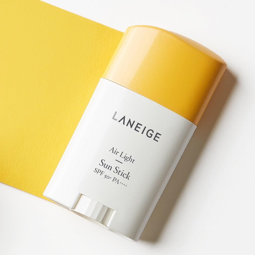 Laneige Air Light Sun Stick SPF 50+ pa++++ 26 g  กันแดดในรูปแบบสติ๊ก ที่ช่วยป้องกันผิวคุณจากแสงแดด พร้อมคุณสมบัติครีมเนื้อแมตต์ที่ให้ความชุ่มชื้น แต่เบาสบายต่อผิว ให้ลุคผิวสุขภาพดีตลอดวัน