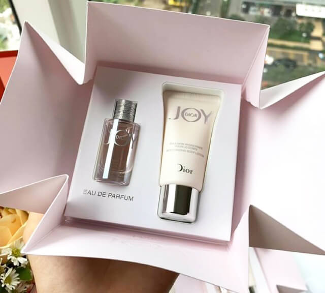 Dior Joy Mini Gift Set 2 Items เซ็ตน้ำหอมผู้หญิง หอมอ่อนโยน บางเบา ทว่าอุ่นอวลไปด้วยเสน่ห์ตราตรึงและความสุขที่แผ่ซานมาจากอินเนอร์ ผ่านกลิ่นหอมแนว powdery floral 