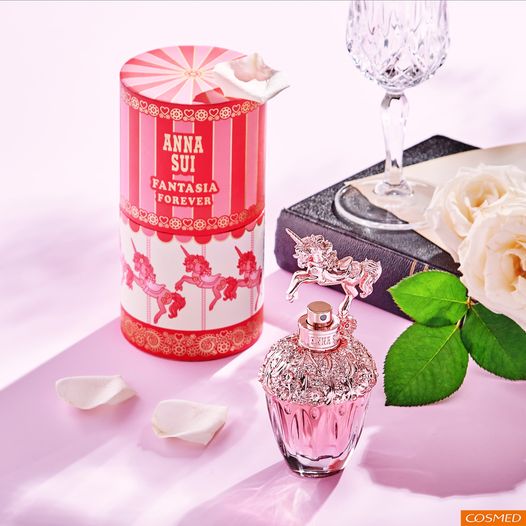 Anna Sui Fantasia Forever Eau De Toilette แพ็คเก็จดั่งเทพนิยาย ม้าหมุนสีชมพูที่มีมนต์ขลัง โรแมนติค ลุ่มหลงและเย้ายวนใจ 