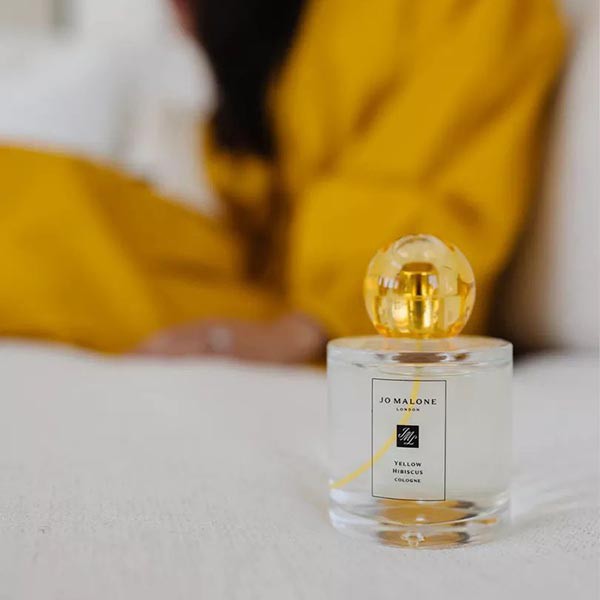 Jo Malone Yellow Hibiscus Cologne ให้สัมผัสที่บางเบาชุ่มฉ่ำ จาก Yellow Hibiscus สัญลักษณ์อันแท้จริงของหมู่เกาะฮาวายแดนสวรรค์