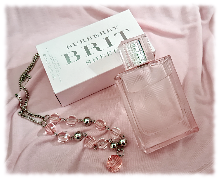 Brit Sheer For Her Eau De Toilette 50 ml น้ำหอมกลิ่นแนวดอกไม้ผลไม้สไตล์สาวหวานสดใสร่าเริง ให้สัมผัสของกลิ่นดอกไม้อ่อนละมุนและสดชื่นด้วยผลไม้