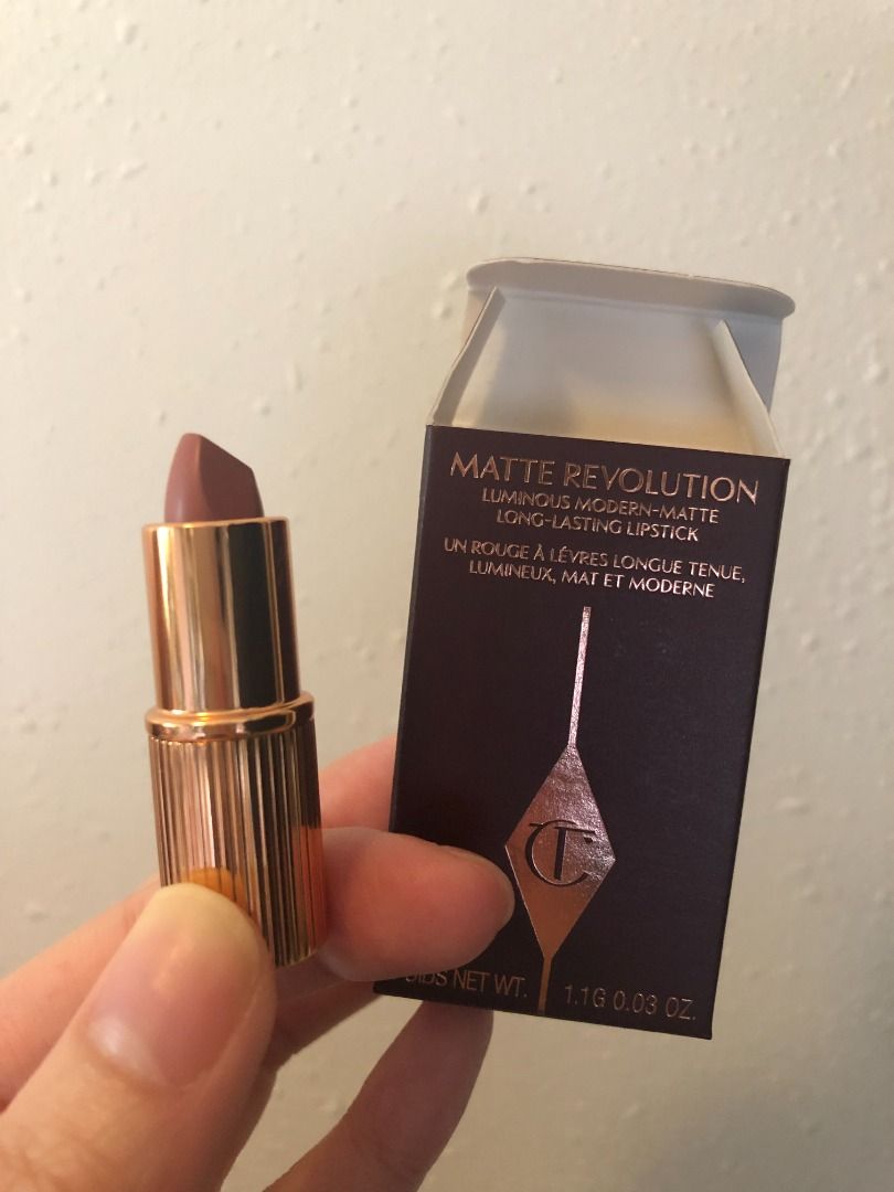 Matte Revolution Lipstick #Pillow Talk Medium 1.1g ลิปสติกเนื้อแมทเพิ่มสีสันอย่างเป็นธรรมชาติ พร้อมสารบำรุงให้ริมฝีปากเรียบเนียน อ่อนเยาว์ยิ่งขึ้น